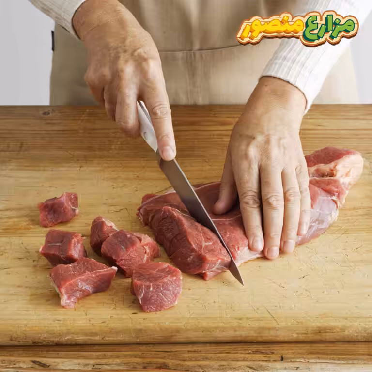 توزيع-ذبيحة-الصدقة كيفية توزيع الذبيحة الصدقة ؟ وهل يجوز لأهل البيت الأكل من الصدقة ؟
